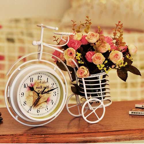 因为这家里面的“钟”是与这有着“死”意思的“终”是同音字,因此这“钟”的摆放风水是非常的有讲究,也有很有禁忌的,因此家里面的“钟”不能够随便的乱摆放,现在小编就来告诉大家钟摆放的风水禁忌吧! 钟摆放的风水禁忌 钟摆放的风水禁忌 钟表摆放的讲究 (一)主钟只需一个,其余房间内的小小闹钟亦不可超过一个。如屋内的钟太多的话,会使宅内安祥之气不定,宅内的人也会常有反覆多变的烦恼。 (二)宅内的钟宜用方形,尽量避免用圆形、三角形,六角形或八角形等。因圆形的钟会使宅内的人不安于室,其余形状的钟则会使宅内牵起是非争拗。唯独方形钟最显安祥。 (三)睡房内的钟不可大,大则会使人心绪不宁,坐立不安和聚少离多。 (四)面积少的住宅,不宜摆放大笨钟,一方面喧宾夺主,另一方面钟声亦是一个声煞,会使人有恐惧之感,和有「空」的效应。 (五)钟宜挂在吉方而面对凶方,这样它能把对面的凶物挡住和转走 钟表的摆放禁忌 无论是时钟、挂钟,它的时、分、秒针都会不停地运行,如果摆放在客厅中,有几点要特别注意 (1) 可摆放或悬挂于朱雀方,因为朱雀方即是前方,前方本属动者; (2) 可摆放或悬挂于青龙方,因为青龙方为吉方,所以客厅的左方也宜放时钟; (3) 不要摆放或悬挂于白虎方,因为白虎方为凶方,所以客厅的右方不宜放时钟; (4) 不要摆放或悬挂于玄武方,因为玄武方为后方,宜静不宜动; (5) 沙发的上方不宜悬挂时钟,否则,常坐这方位的人身体容易出现问题; 也因为背点; (6)挂钟悬挂在客厅南墙上不吉利,因为南(难)点,凡事不顺等等; (7) 在睡房内摆放或忿挂时钟,大致上与客厅中的摆放方法相同,但床头床尾不可悬挂时钟。 (8)家居中时钟最好方形,居家宜静不宜动,方形钟较稳重,象征着家人安于室;若钟表款式是三角形、六角形或八角形,则象征屋内的人容易不和,是非多,矛盾多;办公室却适宜挂圆形钟表,主生意如轮转,其门如市。 (9)时钟可以避煞,如果房屋有构成“煞”的,可把钟对准煞气的方向的位置悬挂。如:宅居内门门相对,门窗构成一直线,可在相对的一直线上的某一墙悬挂钟表。其它的时钟最好能坐南向北,它表示家宅平安。 (10)钟表不需要太大,大的钟表容易令人心绪不宁、坐立不安,造成屋里人精神紧张,一定要避忌。有些人比较喜欢很大的座钟,假如住宅面积不大,在居室摆放大座钟并不合适,一来“当当当……”的钟声容易使人产生恐惧,导致心神恍惚。二来有喧宾夺主之嫌,象征屋中的长辈无威严,子女不听话。 (11)家中最好不要摆放太多的钟表。不论在客厅或睡房,每个房间内最多只可摆放一个。假如摆放太多,居室内安详之气就会不稳定,久而久之,屋中人会变得焦虑,庸人自扰。在室内挂钟的摆放一般不要摆在卧室内,多摆放于客厅当中。或者尽量以不靠近卧室那面墙即可。 钟的选择以及宜忌 家居中时钟最好方形,居家宜静不宜动,方形钟较稳重,象征着家人安于室。办公室却适宜挂圆形钟表,主生意如轮转,其门如市。 若钟表款式是三角形、六角形或八角形,则象征屋内的人容易不和,是非多,矛盾多。 钟表不需要太大,大的钟表容易令人心绪不宁、坐立不安,造成屋里人精神紧张,一定要避忌。 有些人比较喜欢很大的座钟,假如住宅面积不大,在居室摆放大座钟并不合适,一来“当当当……”的钟声容易使人产生恐惧,导致心神恍惚。二来有喧宾夺主之嫌,象征屋中的长辈无威严,子女不听话。 如果是报时钟,它每次报时时所发出的悦耳的响声是有助于活跃家中的气,有利于家居风水。 钟表不可以冲向门和窗,寓意为抬头见"终"。钟表不可以挂在床头和床尾,就象灵牌。家里的主钟最好一个,其他的小钟表也不要太多,以免乱了家里的气。你只要不冲门,窗.不挂在床头,床尾就行。在东方及东南方悬挂或摆放的时钟,应该以绿色、青色为主,形状以方形为吉利。因为这两个方位属木。在南方悬挂或摆放的时钟,应该以红色、紫色、橙色为主,形状以八角形为吉利。因为这个方位属火。在西南方及东北方悬挂可摆放的时钟,应该以黄色、啡色为主,形状以方形为吉利。因为这个方位属土。在西方或西北方悬挂或摆放的时钟,应该以白色、金色为主,形状以圆形吉利。因为这个方位属金。在北方悬挂或摆放的时钟,应该以蓝色、黑色为主,形状以圆形为吉利。因为这个方位属木。钟是每个家庭必备之物,除了其本身之作用外,有人会把钟来作室内的装饰物。